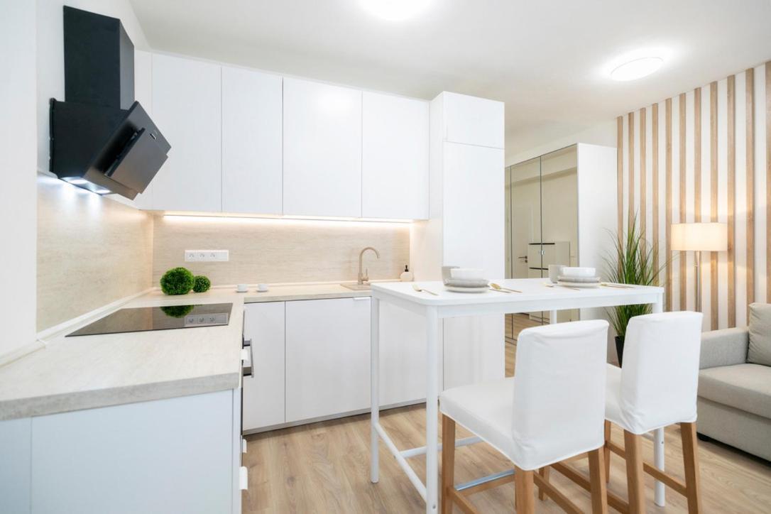 Alure Residences 2 & 24H Self Check-In, Parking In The Garage In The Apartment Building Included, New Building, Terrace, Green Location With A Forest Park With A Lake, Children'S Playground 班斯卡-比斯特里察 外观 照片