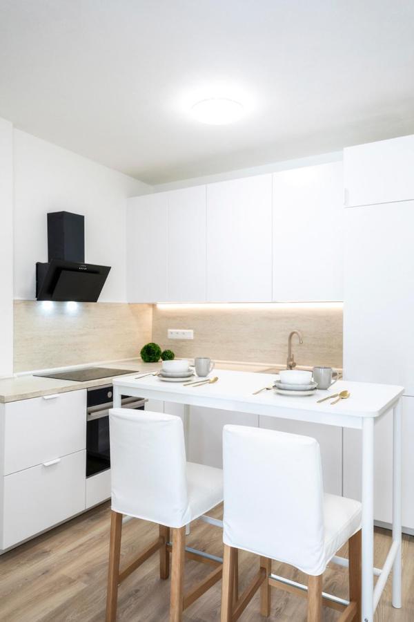 Alure Residences 2 & 24H Self Check-In, Parking In The Garage In The Apartment Building Included, New Building, Terrace, Green Location With A Forest Park With A Lake, Children'S Playground 班斯卡-比斯特里察 外观 照片