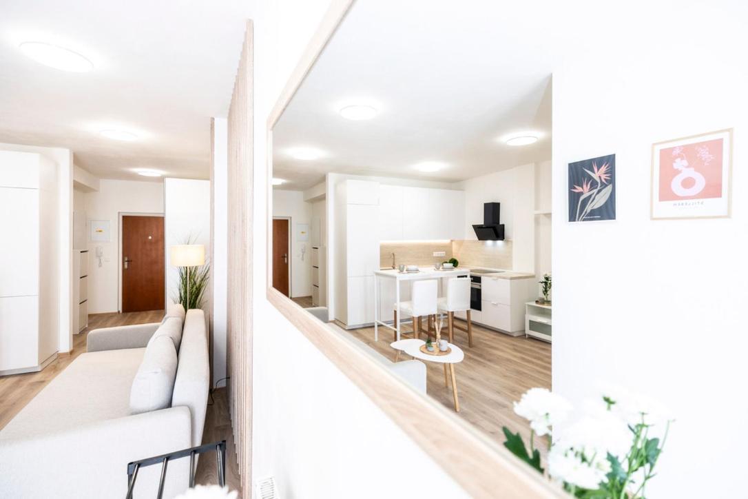 Alure Residences 2 & 24H Self Check-In, Parking In The Garage In The Apartment Building Included, New Building, Terrace, Green Location With A Forest Park With A Lake, Children'S Playground 班斯卡-比斯特里察 外观 照片