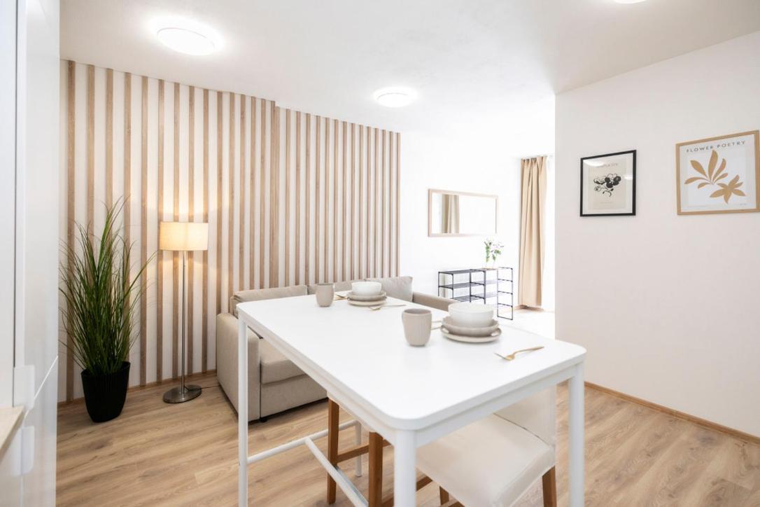Alure Residences 2 & 24H Self Check-In, Parking In The Garage In The Apartment Building Included, New Building, Terrace, Green Location With A Forest Park With A Lake, Children'S Playground 班斯卡-比斯特里察 外观 照片